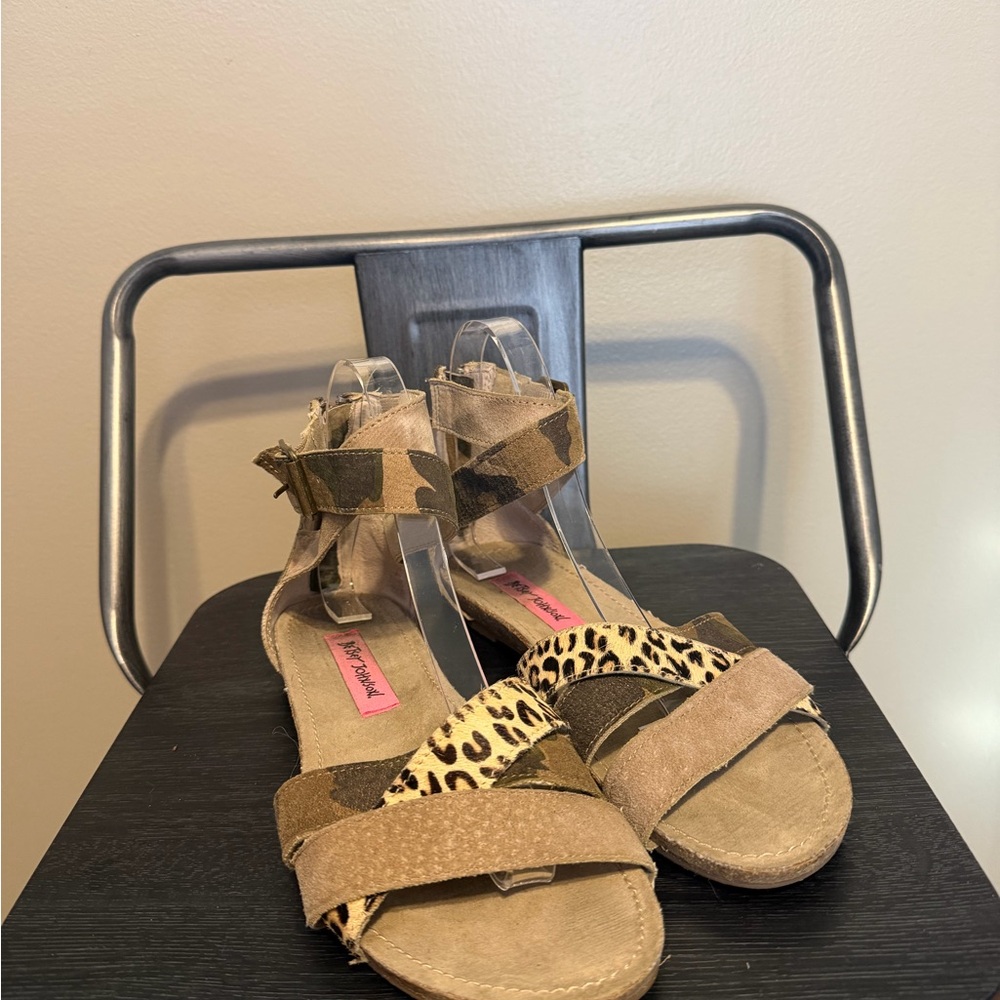 Betsey Johnson Camo Suede Leopard Strap Flat Sandals Back Zip Women’s 7.5 - Picture 2 of 13